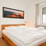 Schlafzimmer mit Doppelbett, Wandbild und Fenster mit Blick.