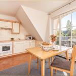 Küche mit Esstisch und Blick auf Balkon