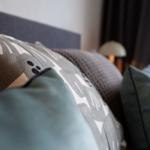 Bettkopfteil mit Kissen in Grau- und Blautönen