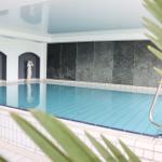 Innere Poolanlage mit Statuen und Marmorwand