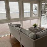 Wohnbereich mit Blick auf Wasser und Balkon