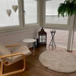 Terrasse mit Sitzgelegenheit und Blick auf Wasser