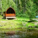 Holzsauna am See mit Blick in den Wald