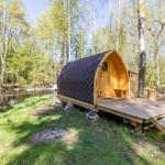 Holzhütte mit Terrasse am Fluss im Wald