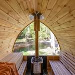 Holzsauna mit Blick auf Fluss und Wald