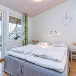 Schlafzimmer mit Doppelbett, Fenster und Herz an der Wand.