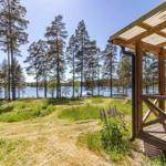 Holzveranda mit Blick auf See und Wald.