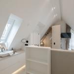 Dachgeschossbad mit Dusche, Waschbecken und Fenster