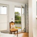 Ein Zimmer mit Blick auf Balkon, Stuhl und Fernseher