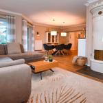 Wohn- und Essbereich mit Sofa, Kamin und Holzboden.