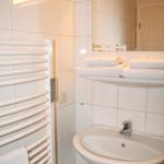 Bad mit Dusche und WC