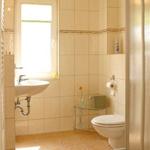 Badezimmer mit Toilette, Waschbecken und Dusche