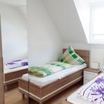 Schlafzimmer mit zwei Betten, Spiegelschrank und Fenster