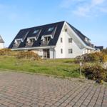 Modernes weißes Haus mit schwarzem Dach und Balkonen