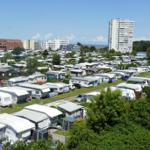 Übersicht über Wohnwagen- und Ferienhauscampingplatz mit Blick auf Hotels und Meer.