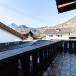 Terrasse mit Blick auf Berge und umliegende Häuser.