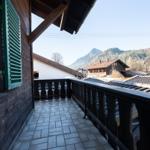 Terrasse mit Blick auf Berge und Dächer