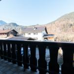 Terrasse mit Blick auf Häuser und Berge