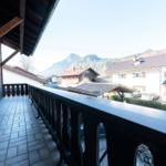 Terrasse mit Blick auf Berg und Häuser