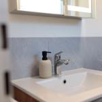 Waschbecken mit Spiegel und Duschbereich im Badezimmer