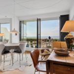 Dining area with sea view and terrace with garden furniture.