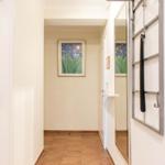 Flur mit Bild an der Wand und Spiegeltür rechts