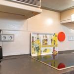 Küche mit Kaffeemaschine, Kochfeld und Dekoration.