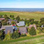 Dorf mit Häusern und Blick auf die Nordsee