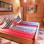 Schlafzimmer mit 2 x 2 m breiten Doppelbett