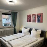 Schlafzimmer mit Doppelbett, Wandbildern von Lamas und Fenster mit Blick.