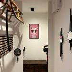 Eingangsbereich mit Wandbild, Holzbank und Aufbewahrungsmöbeln.