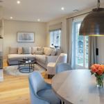 Wohn- und Essbereich mit Sofa, Esstisch und Kamin.