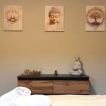Schlafzimmer mit Buddha-Bildern, Schreibtisch und Bett