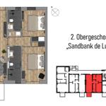 Zweites Obergeschoss mit Wohnbereich, Schlafzimmer und Balkon.