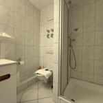 Badezimmer mit Dusche, Toilette und Waschbecken