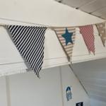 Garniert mit Streifen- und Sternflaggen an weißer Holzwand.