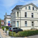 Villa Sandrose in Delbrückstraße, zweistöckig, mit Eingang und gepflastertem Weg.