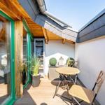 Terrasse mit Tisch, Stühlen und Pflanzen unter Dach