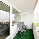 Terrasse mit zwei Stühlen und Blick auf den Strand und das Meer.