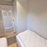 Schlafzimmer mit Kleiderschrank ...