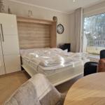 Wohnzimmer mit Schrankbett...