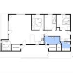Die Wohnung hat drei Schlafzimmer, eine Küche, Bad und Sauna.