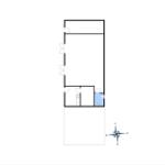 Räumlichkeiten mit Bad und Toilette, mit Kompass zur Orientierung.