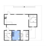 Wohnung mit Küche, Schlafzimmer und Bad. Flur mit Treppe.