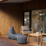 Terrasse mit Sitzgelegenheiten und Blick ins Haus.