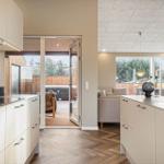 Küche mit Blick auf Terrasse und Whirlpool