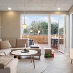 Wohnzimmer mit Sofa, Couchtisch und Fernseher. Durchgang zur Terrasse mit Tisch und Stühlen.