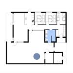 Wohnung mit drei Schlafzimmern, Küche und Bad. Großer Wohnbereich mit runden Tisch.