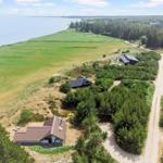 Haus mit Blick aufs Meer und umliegenden Wald.