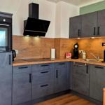 Neue, gut ausgestattete Küche.